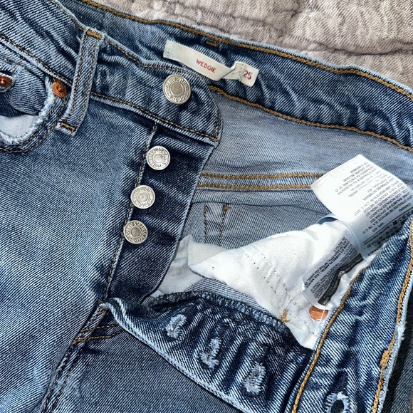 Levi’s - Wedgie - High Rise - Medium/Light Wash - Size 25 - Picture 2 of 3